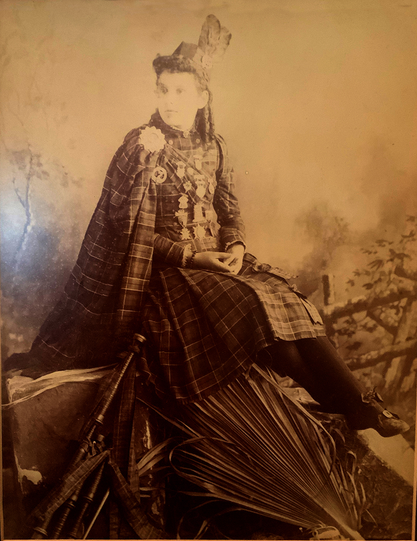 Photo of photos/Catherine Salmon bn 1850 Tahiti - portrait